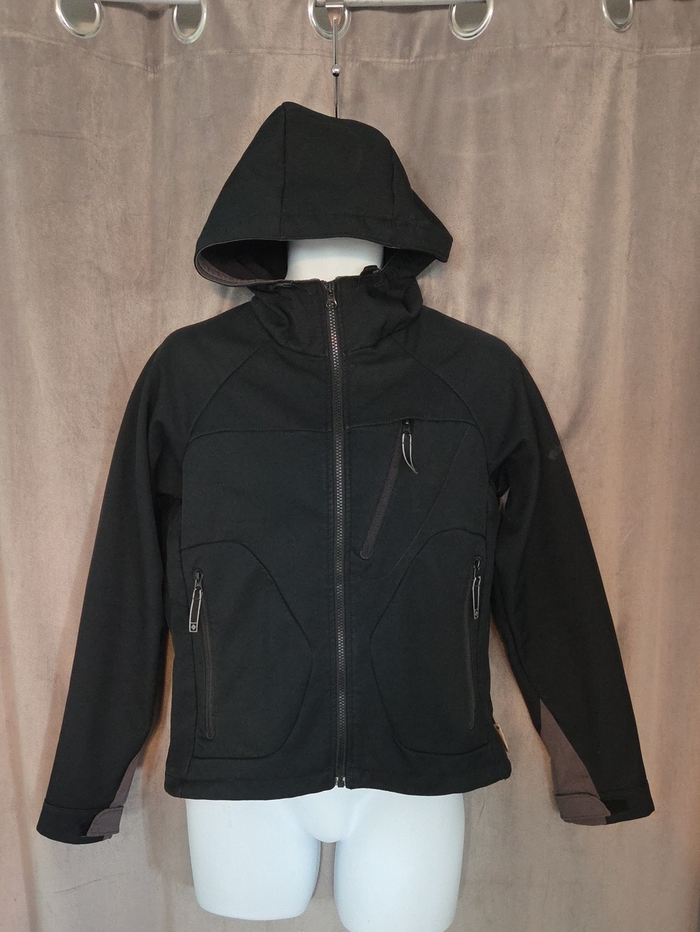 Columbia Medium Black Hooded Performance Jacket with Secure Zip Pockets